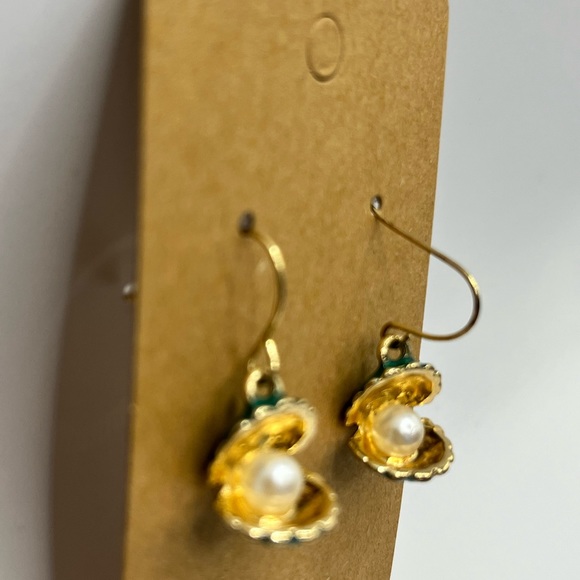 Clam and pearl gold white and green dangling earrings - Picture 3 of 4